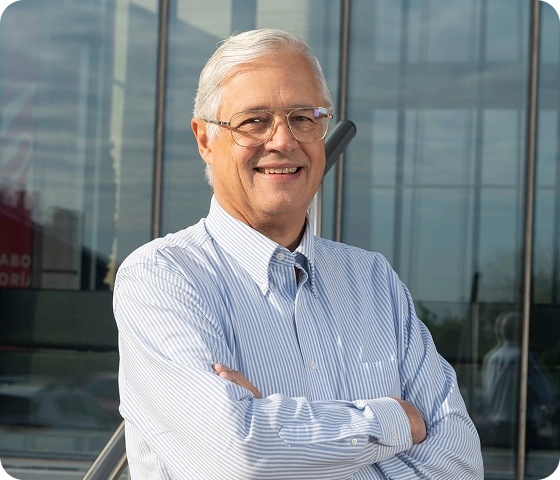 Retrato institucional de Miguel Ángel Peirano, Vicepresidente Ejecutivo de Coca-Cola Andina, proyectando el liderazgo estratégico de la compañía.